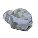 Gorro tipo cap con visera curva y diseño estampado de camuflaje en tonos azules y grises.