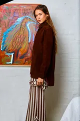 Camisa holgada de cuero suede color marrón con botones forrados.