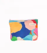 Neceser con cierre de cremallera, estampado abstracto y multicolor con grandes manchas de colores vibrantes como azul, amarillo, rosa y verde. Posee una etiqueta cosida con el texto "A GOGO ORIGINAL".