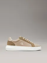 Zapatillas urbanas Calvin Klein confeccionadas en lona de algodón reciclado color beige, con detalles en gamuza y cuero al tono. Presentan suela gruesa de goma blanca y el logo CK bordado en el lateral.