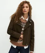 Campera estilo biker de gamuza sintética color verde militar, con cierre frontal asimétrico, cuello con solapas y botones de presión metálicos.