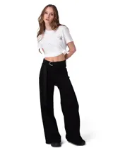 Remera blanca con cuello redondo y mangas cortas, confeccionada con un diseño de corte clásico. Presenta un pequeño estampado gráfico en el pecho con el texto "Caterpillar" y una flor dibujada.