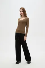 Remera de manga larga con cuello en V, confeccionada en viscosa, con un ajuste entallado al cuerpo.