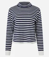 Sweater de punto de manga larga, con rayas horizontales en azul marino y blanco. Presenta cuello redondo ligeramente elevado y puños y ruedo en color blanco liso.