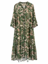 Vestido largo verde con estampado botánico en tonos claros, escote en V con botones frontales, mangas 3/4 con volados y diseño escalonado en la falda.