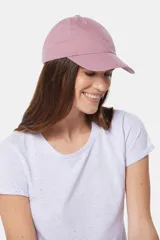 Gorro con visera de lona de algodón color rosado, con diseño clásico de seis paneles y pequeño bordado frontal ton sur ton.