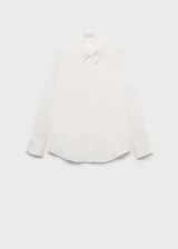 Camisa blanca de tejido fluido con cuello camisero, manga larga con puños abotonados y cierre frontal de botones ocultos.
