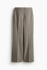 Pantalón de vestir color gris topo, tiro alto, con piernas bootcut y raya marcada en el frente y el reverso. Presenta cierre frontal con botón oculto y corchetes, bolsillos al bies y bolsillos traseros ribeteados.
