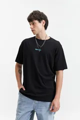 Remera de manga corta color salmón, con fit regular y escote redondo. Presenta un estampado frontal con la palabra "MISTRAL" en negro.