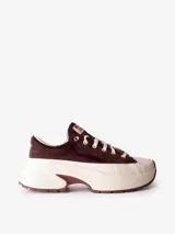 Championes Converse Run Star Crush Ox, modelo de corte bajo con capellada de textura efecto pelo en color bordó, suela plataforma chunky de goma en tono marfil y puntera de goma texturizada.