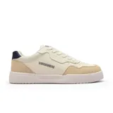 Championes deportivos de estilo urbano, confeccionados en combinación de materiales sintéticos en tonos blanco y beige. Presentan un diseño con costuras decorativas en zigzag en el lateral, suela de goma blanca y detalle en color azul marino en el talón.
