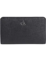 Billetera mediana tipo sobre, color negro, con textura granulada y logo metálico de Calvin Klein (ck) en el frente.