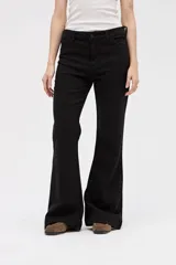 Jean de corte oxford con tiro medio, ajustado en cintura y caderas, con piernas amplias y estructuradas.