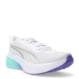 Championes de running Puma Darter Pro Fade, con parte superior de malla transpirable blanca y detalles plateados. Cuenta con entresuela Profoam Lite con degradado de color turquesa a violeta y suela de goma violeta.