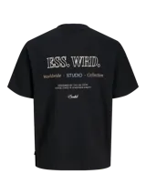Remera básica de manga corta y color negro, con cuello redondo y diseño clásico para uso diario. Presenta un pequeño estampado tipográfico en el pecho.