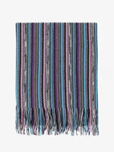 Bufanda o chal de lana con diseño de rayas verticales en zigzag (chevron) en múltiples colores como negro, azul celeste, rosa pálido, morado y marrón.