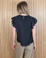 Musculosa de lino color marrón con mangas con volantes y cuello redondo.