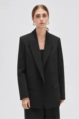 Blazer negro de corte holgado con cuello solapa, cierre frontal con botón y bolsillos laterales con solapa.