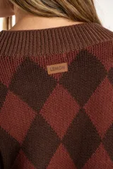 Cardigan de punto con diseño de rombos en tonos marrón y terracota, cuello en V, cierre frontal con botones y mangas largas con puños acanalados.