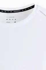 Remera deportiva de running en color blanco, confeccionada en tejido funcional DryMove™ de corte estándar con cuello redondo, detalles reflectantes y aberturas laterales en el bajo.