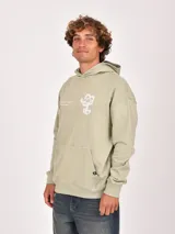 Canguro de tejido grueso color marrón, con capucha y bolsillo canguro frontal. Presenta un estampado minimalista en el pecho con texto y un diseño abstracto.