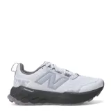 Championes de trail running New Balance Garoé V2 de mujer, en color gris claro con suela y entresuela en tono oscuro. Incorporan tecnología Fresh Foam X para mayor amortiguación, suela AT Tread con goma Hydrohesion para tracción en terrenos difíciles y refuerzo Toe Protect en la puntera.