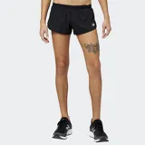 Short de running New Balance modelo Accelerate 3 Inch Split, color negro. Confeccionado en tejido ligero con tecnología NB DRY de secado rápido, cuenta con un tiro de 3 pulgadas, forro interior de crepé que absorbe la humedad y bolsillos internos en la cintura. Incluye logotipo reflectante en el lateral.