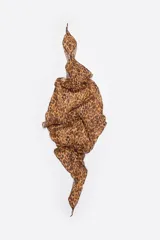 Pañuelo de tela fina con estampado animal print en tonos marrones.