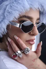 Lentes de sol unisex con forma hexagonal, montura plateada y lentes grises con filtro UV 400.