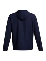 Campera cortavientos Under Armour con capucha, cierre frontal completo y diseño de bloques de color azul marino y blanco. Presenta el logo de la marca en el pecho, bolsillos laterales con cierre y puños elásticos.