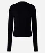 Blusa de punto acanalado en color beige, con cuello alto y mangas largas. Presenta un diseño ajustado al cuerpo con un detalle de borde en color marrón en el cuello y en el ruedo.