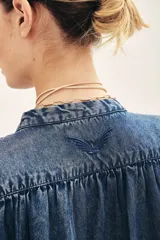 Camisa sin mangas de lyocell, con cuello mao y cierre frontal de botones.
