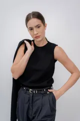 Chaleco negro tejido en alpaca, sin mangas y con cuello redondo. Corte recto y textura suave.