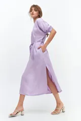 Vestido midi color coral confeccionado en lino. Tiene corte recto, mangas abullonadas con detalle de tablas en el puño, tajos laterales y lazo en la cintura.