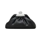 Cartera tipo clutch de Marc Jacobs, confeccionada en cuero de cordero suave. Presenta un diseño compacto con cierre metálico superior tipo pinza.