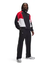 Pantalón deportivo Under Armour de corte recto, color negro con líneas laterales blancas. Cuenta con cintura elástica, bolsillos laterales y logo de la marca en la parte superior.