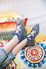 Blucher semibotín con animal print en glitter y acordonado en la parte central.