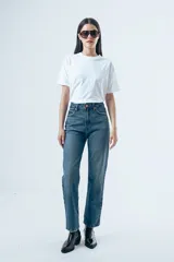 Camiseta básica de manga corta, cuello redondo y corte recto, confeccionada en algodón de color blanco.