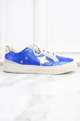 Zapatillas de cuero metalizado color azul con estrella dorada en el lateral, cordones blancos y detalles en color crema.