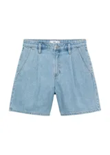 Short de denim estilo vaquero, color celeste, de tiro medio con diseño recto, pinzas en el frente y trabillas para cinturón. Cuenta con dos bolsillos laterales y dos bolsillos en la parte posterior.