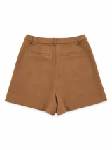 Short de vestir negro con bolsillos frontales tipo cargo y cierre con botón y cremallera.