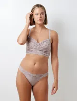 Colaless color lila con encaje floral suave y elastizado, confeccionada en microfibra ultrasuave y liviana, con elásticos planos que no se marcan bajo la ropa y refuerzo 100% algodón.