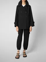 Campera trench corta color beige, con doble abotonadura frontal, cuello solapa y bolsillos laterales.