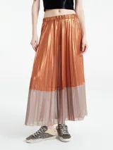 Falda midi metalizada con textura plisada y pretina elástica.