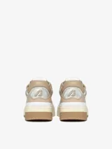 Zapatillas urbanas Autry modelo CLC Low para mujer, de cuero color blanco con detalles en beige y plateado.