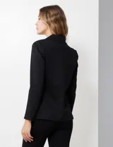 Blazer entallado marca Nanette, color negro, con cuello de solapa y cierre frontal de un solo botón. Cuenta con bolsillos delanteros y forro interno a tono.