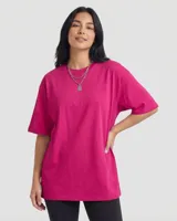 Remerón de algodón color fucsia, de corte oversize y manga corta.