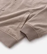 Campera bomber azul marino de pana con cuello redondo, cierre con botones a presión, bolsillos laterales y puños y cintura elastizados.