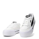 Championes urbanos Puma modelo Court Classic Vulc con plataforma, color blanco con detalles en negro. Presentan el logo de la marca en el lateral y en la lengüeta, con cierre de cordones y suela de goma elevada.