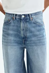 Jean de corte baggy, tiro bajo y diseño holgado con piernas anchas. Confeccionado en denim de algodón rígido, color celeste con efecto deslavado y cinco bolsillos clásicos.